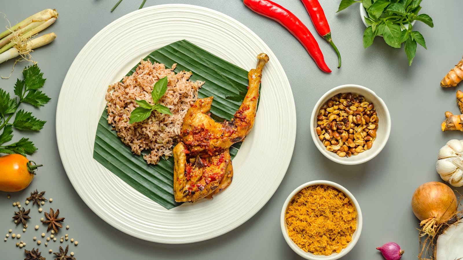 Ayam betutu Bali utuh keemasan dengan bumbu base genep, disajikan dengan nasi dan sambal matah
