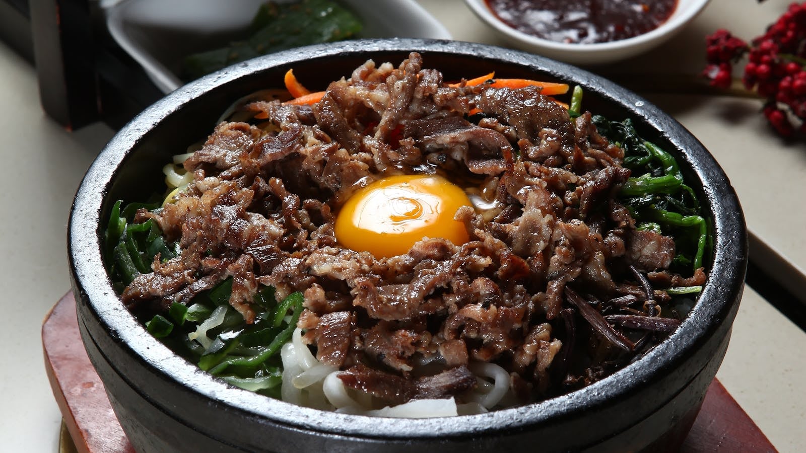 Bibimbap Korea otentik dalam stone pot dengan side dishes