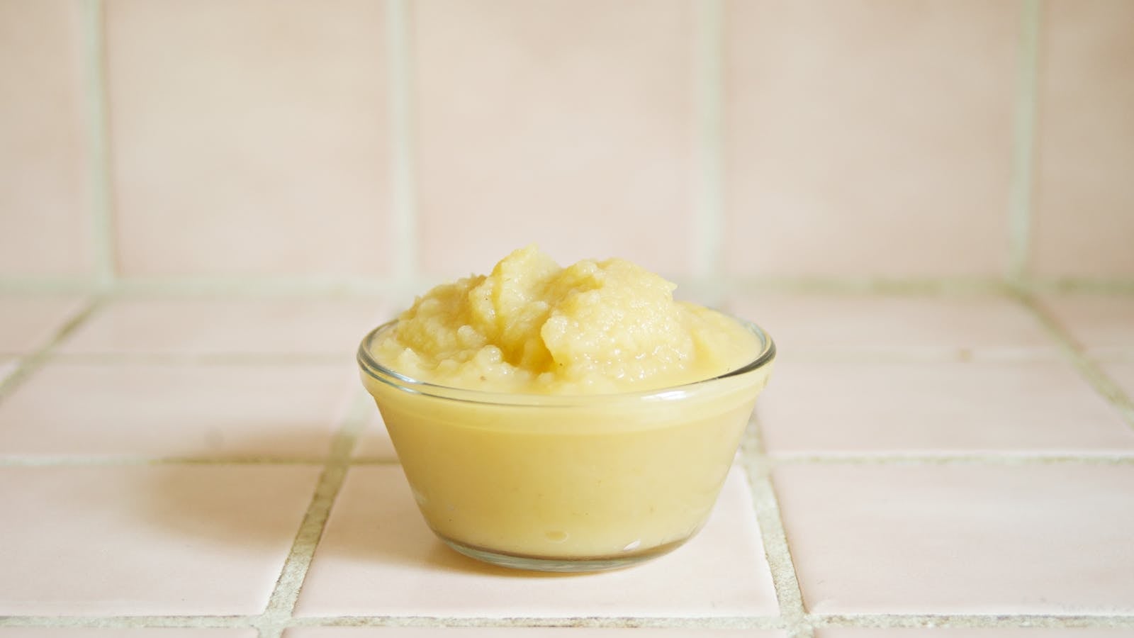 Bubur MPASI bertekstur halus lembut dalam mangkuk kecil untuk bayi
