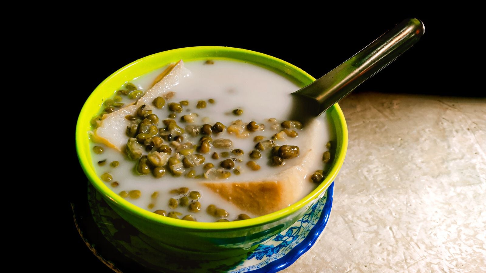 Bubur kacang hijau creamy di mangkuk hijau