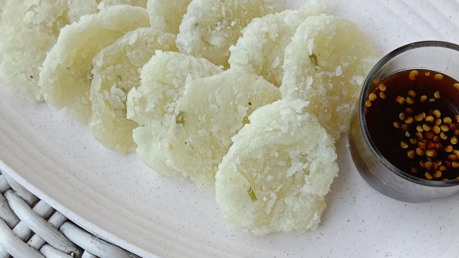Cireng goreng renyah disajikan dengan saus bumbu rujak pedas berwarna cokelat kemerahan