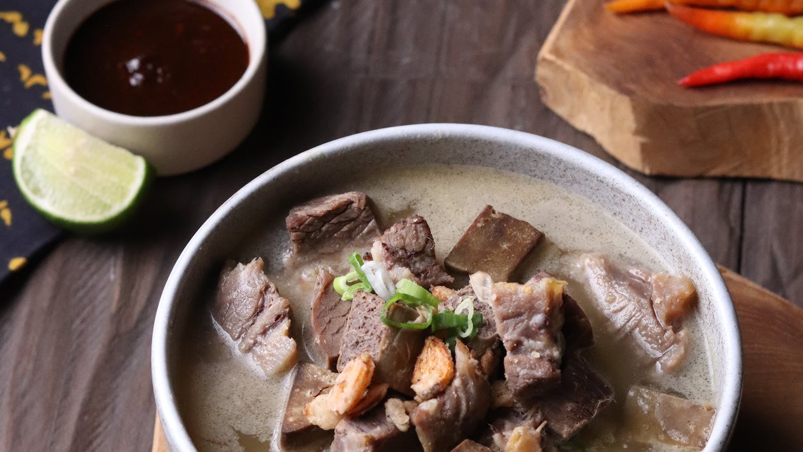 Mangkuk coto Makassar dengan daging sapi dan rempah