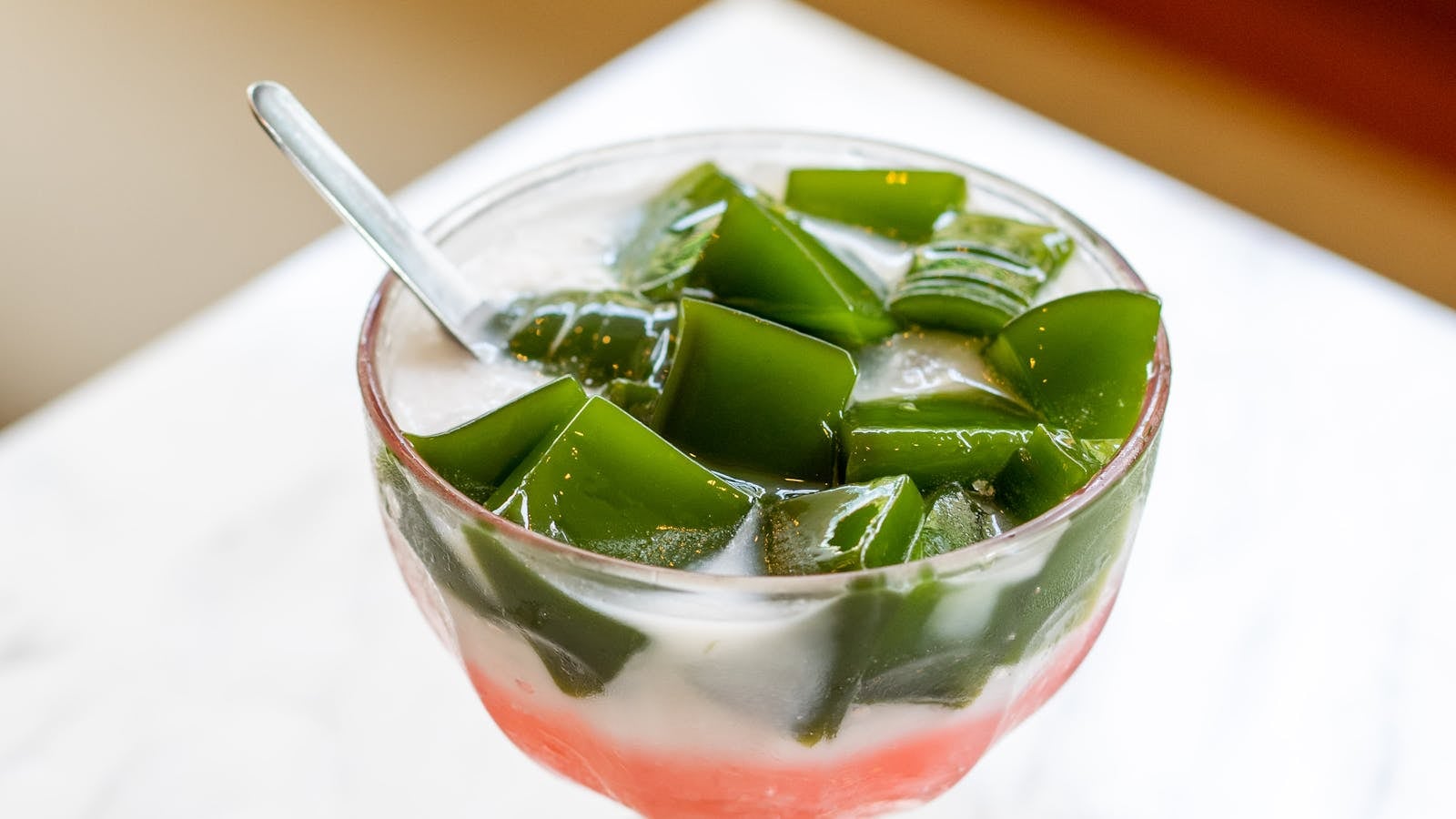 Es cendol Indonesia dengan santan dan sirup gula merah di gelas