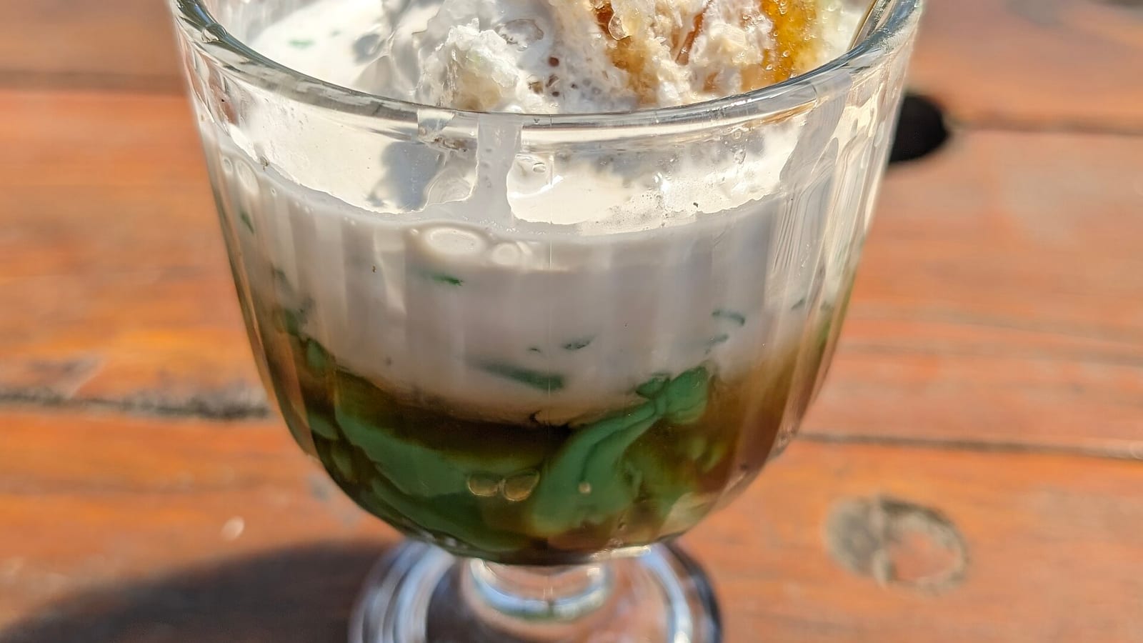Es cendol dawet: cendol hijau dengan santan dan sirup gula merah aren di gelas kaki