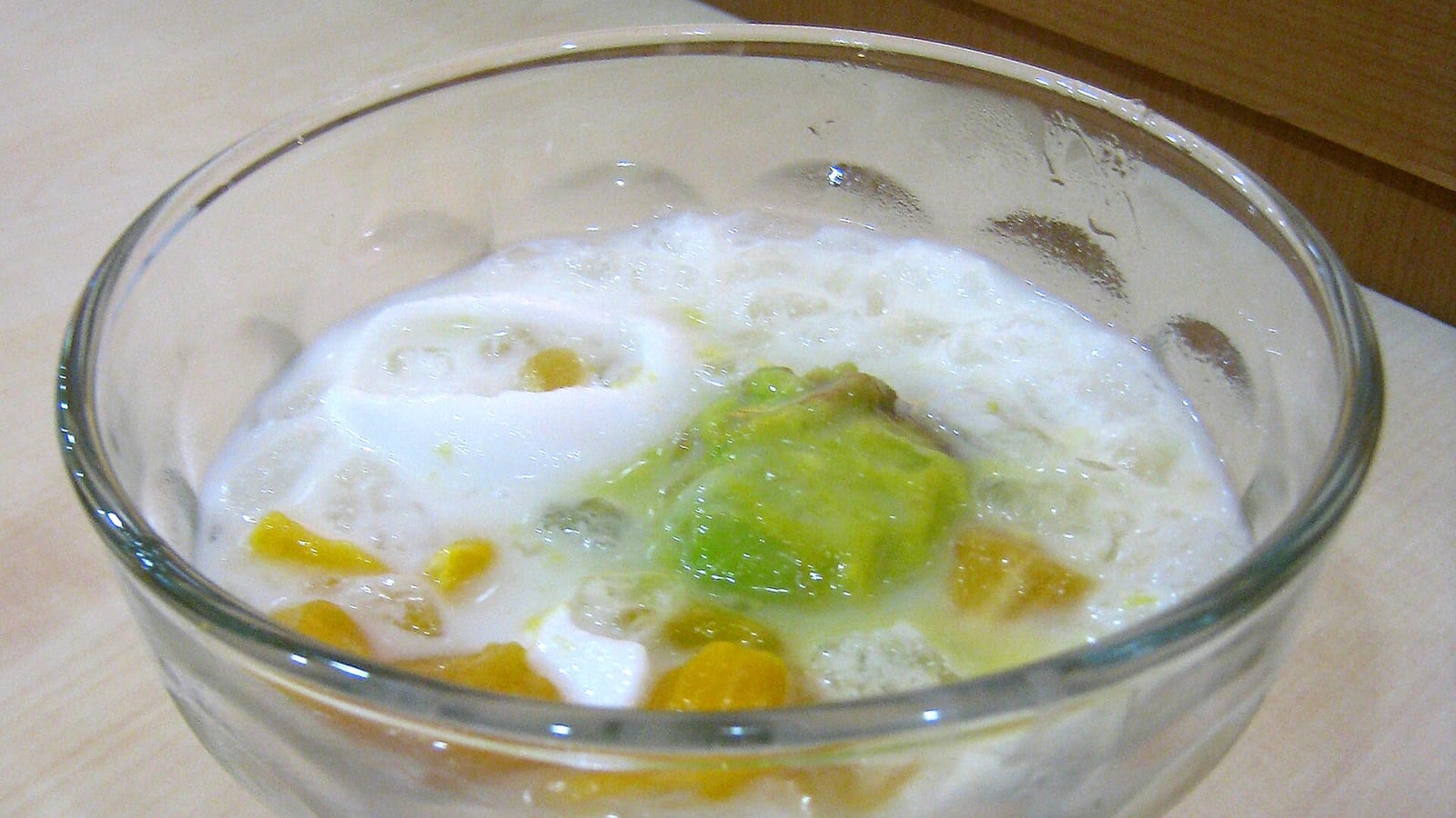 Es teler berisi alpukat, kelapa muda, dan nangka dalam kuah santan