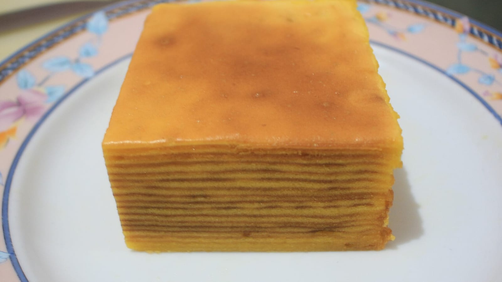 Lapis legit (spekkoek) dengan puluhan lapisan tipis horizontal cokelat keemasan