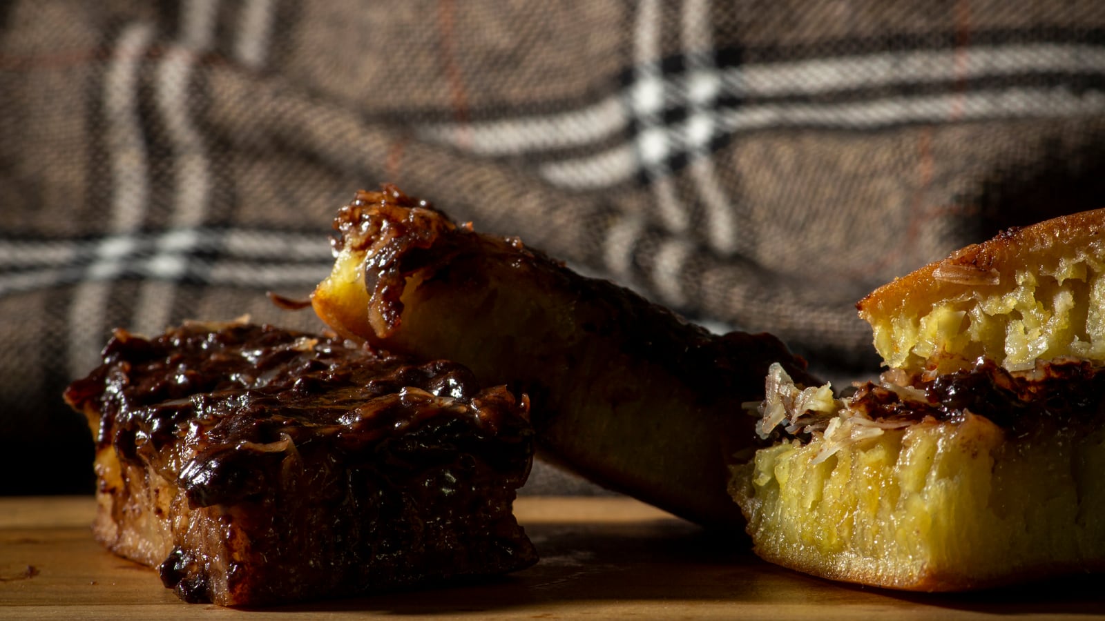 Martabak manis terang bulan tebal dengan topping coklat dan keju