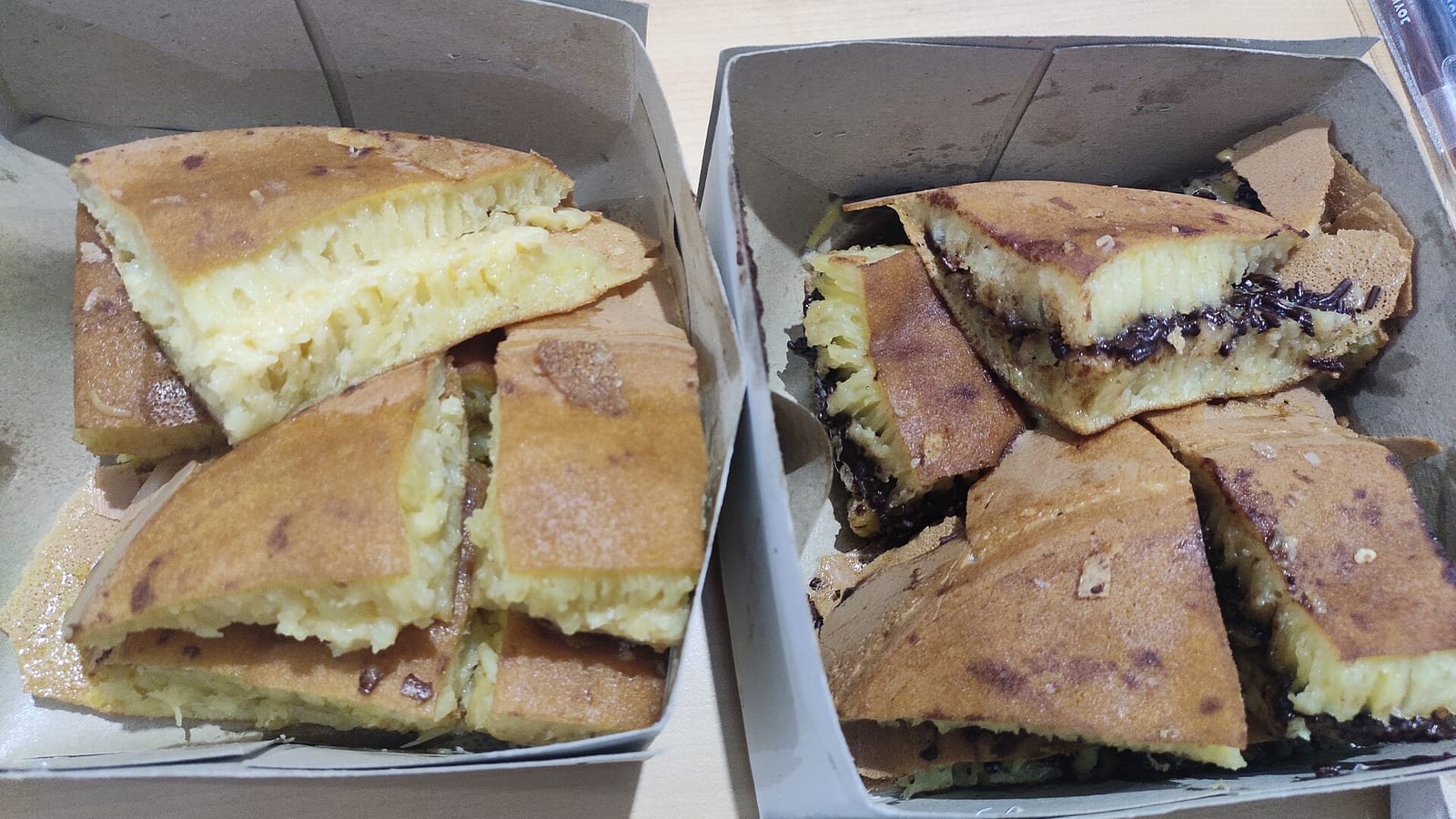 Martabak manis terang bulan tebal, remah mekar dengan isi cokelat meses dan keju
