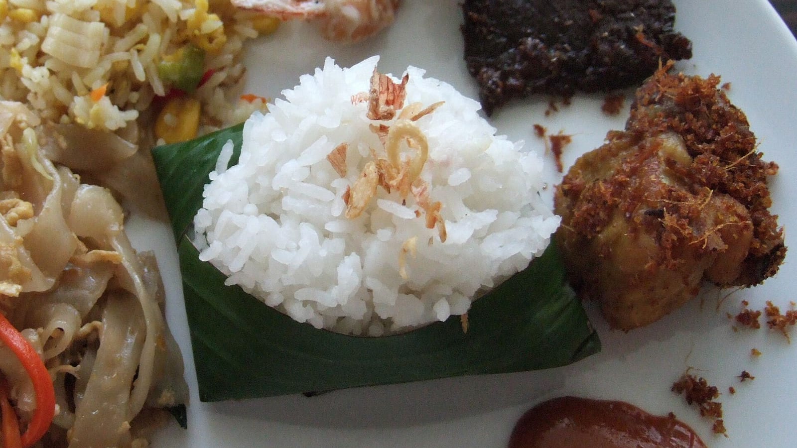Nasi uduk Betawi: nasi gurih santan putih dengan bawang goreng dan lauk pelengkap