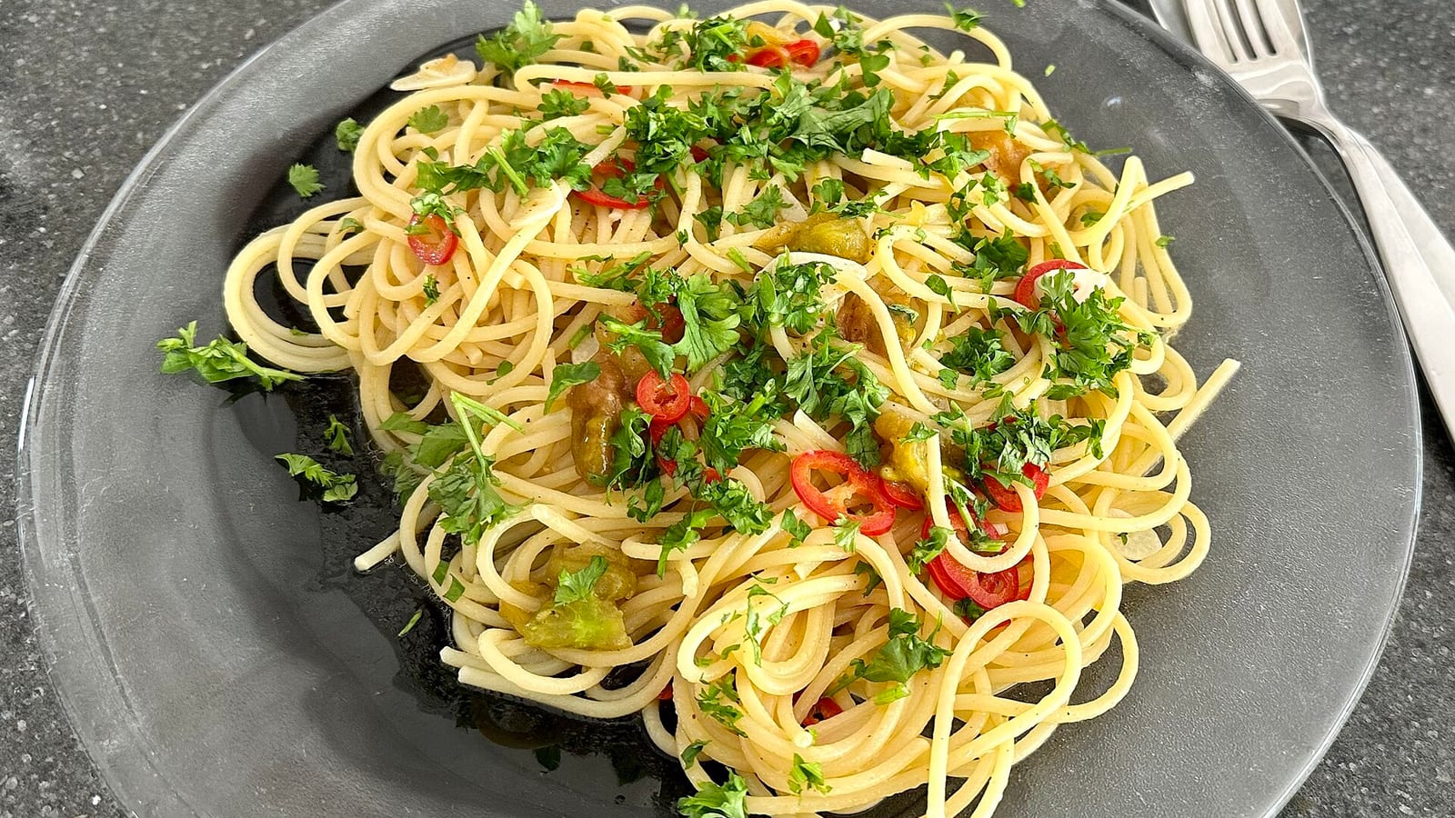Pasta aglio olio: spaghetti mengilap minyak zaitun dengan bawang putih, cabai, dan peterseli