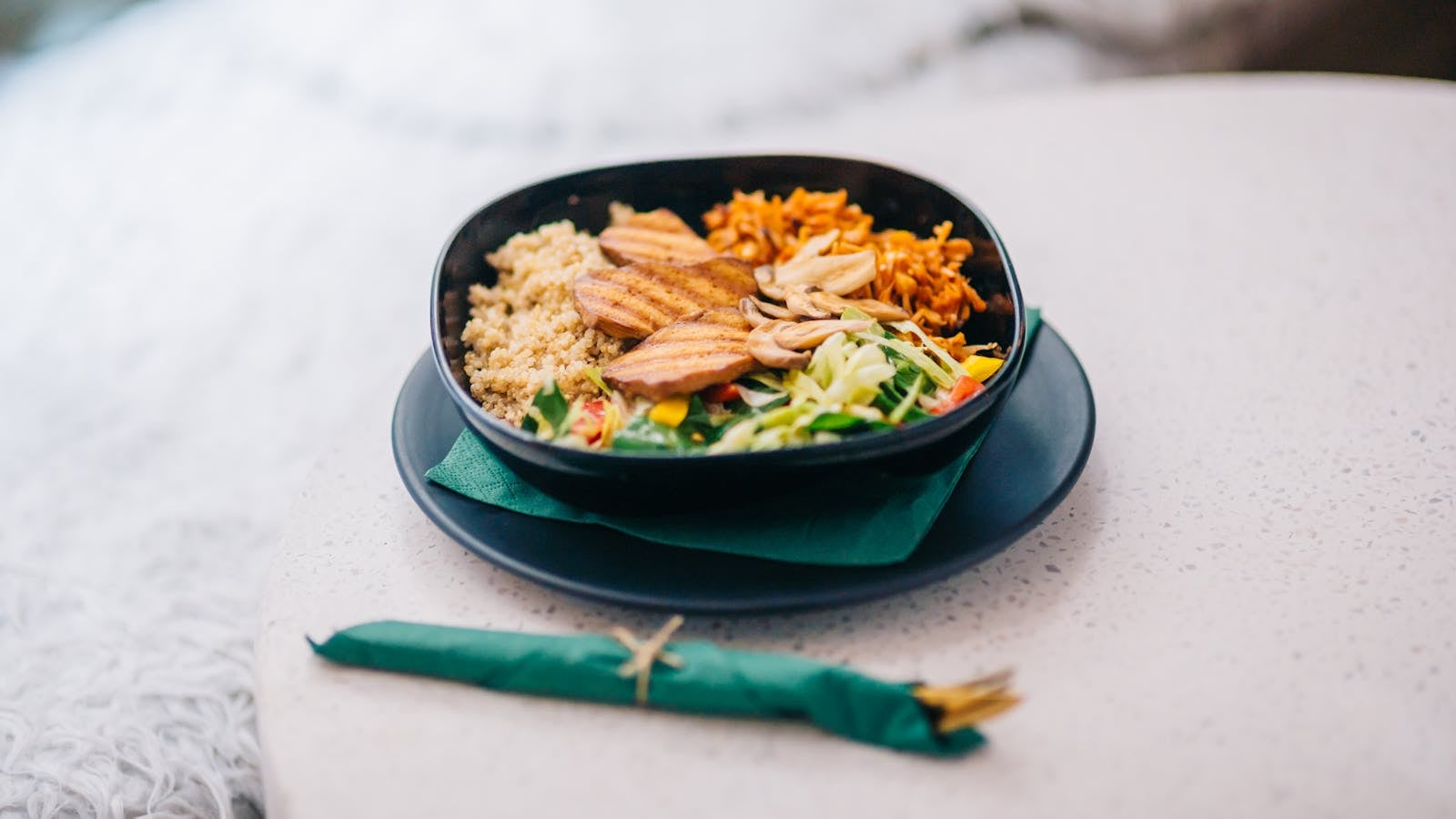 Bowl ayam panggang dengan quinoa dan sayuran segar