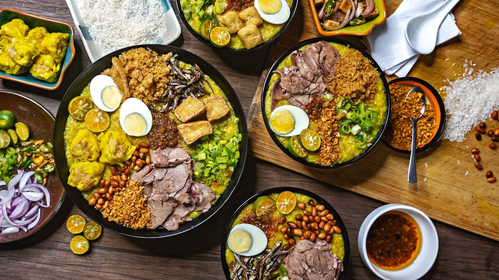 Bubur sayur tradisional Asia dengan topping warna-warni di mangkuk