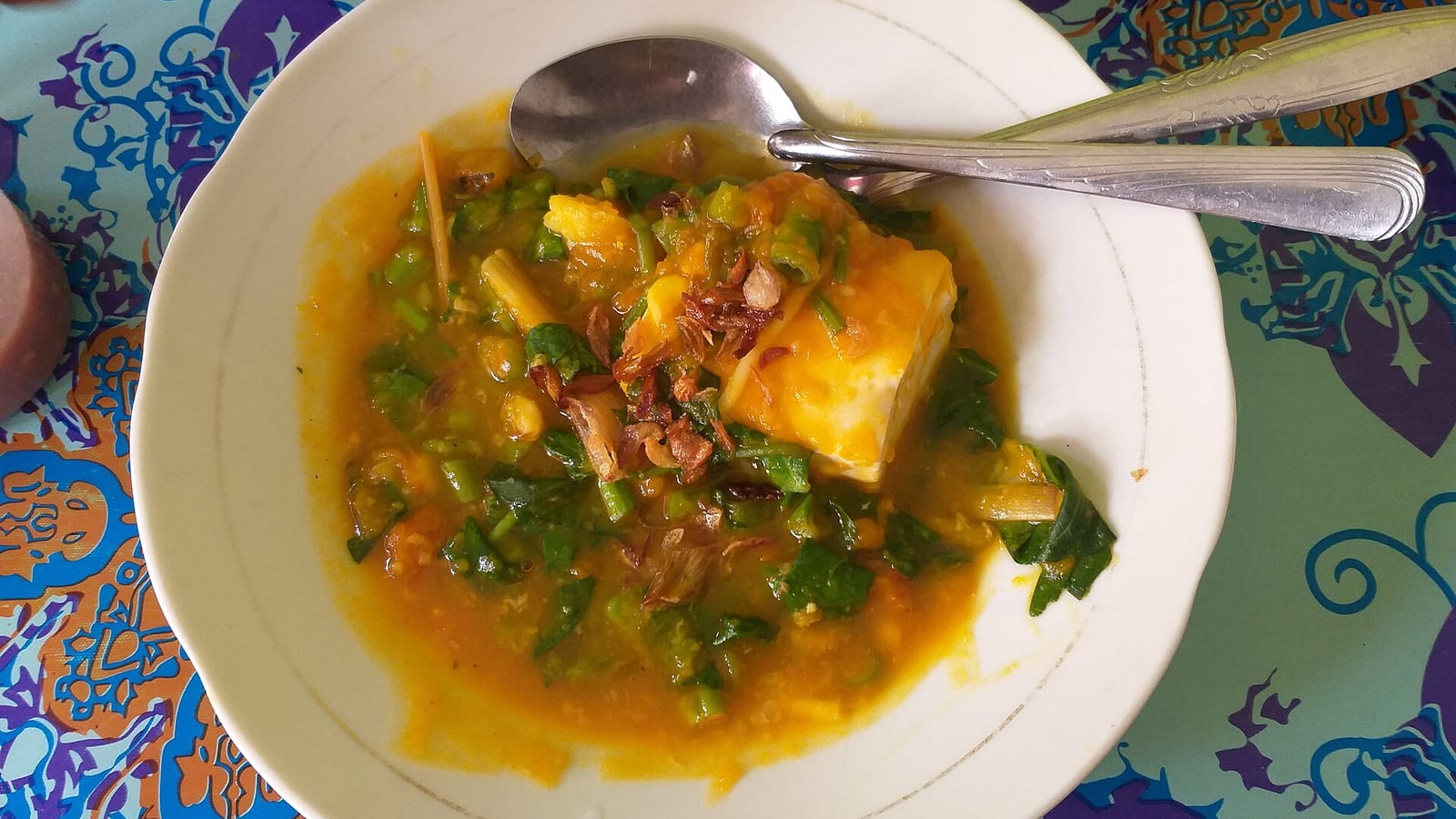 Tinutuan (bubur Manado): bubur sayur labu kuning dengan sayuran hijau dan bawang goreng