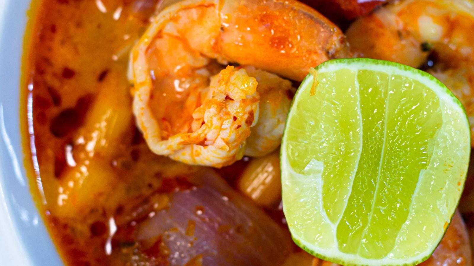 Tom Yum Thailand otentik dengan udang, jeruk nipis, dan herba dalam kuah kaya